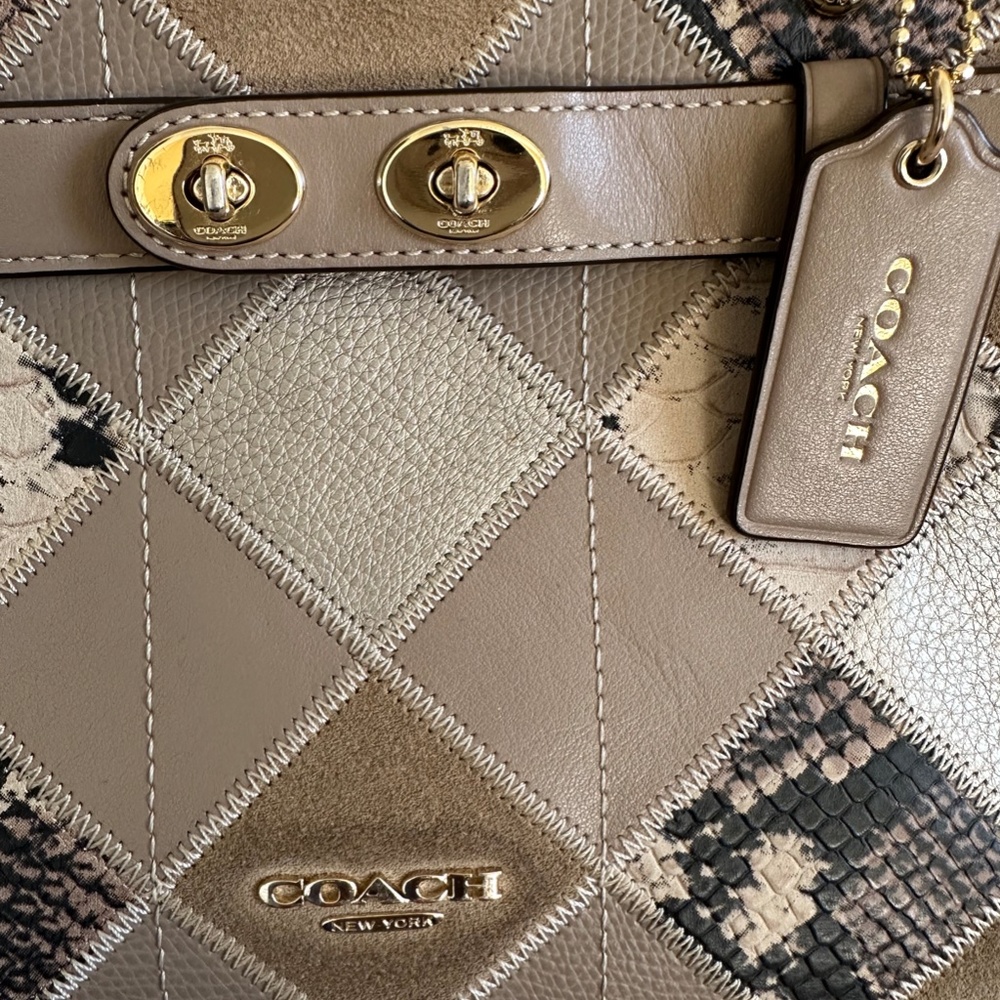 Coach Handbag in Lamb Skin Leather - Picture 2 of 16